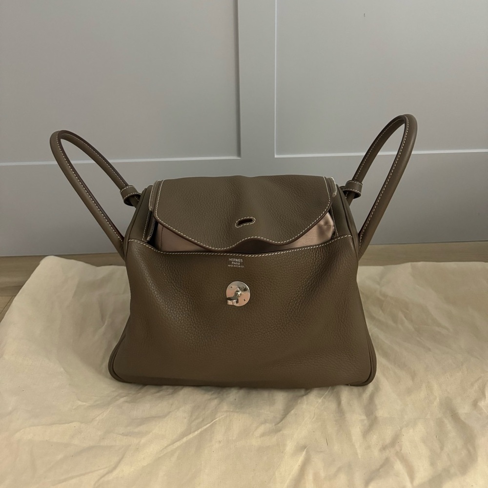 Excellent condition Lindy 30 in Etoupe color with silver hardware